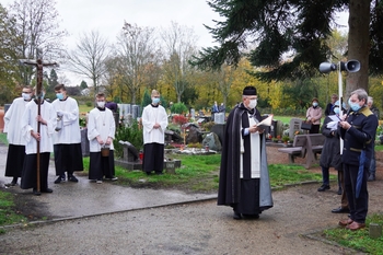 Das Foto entstand bei der Gräbersegnung auf dem Friedhof in Kesselstadt, wo Dechant Andreas Weber nach einer kurzen Andacht vor der Kapelle  zu den Gräbern zog, um diese zu segnen. Dort hatten sich die Angehörigen dezentral versammelt:  Unter freiem Himmel mit Mund- Nasenbedeckung und großem Abstand wurden  die Hygieneregeln eingehalten.   